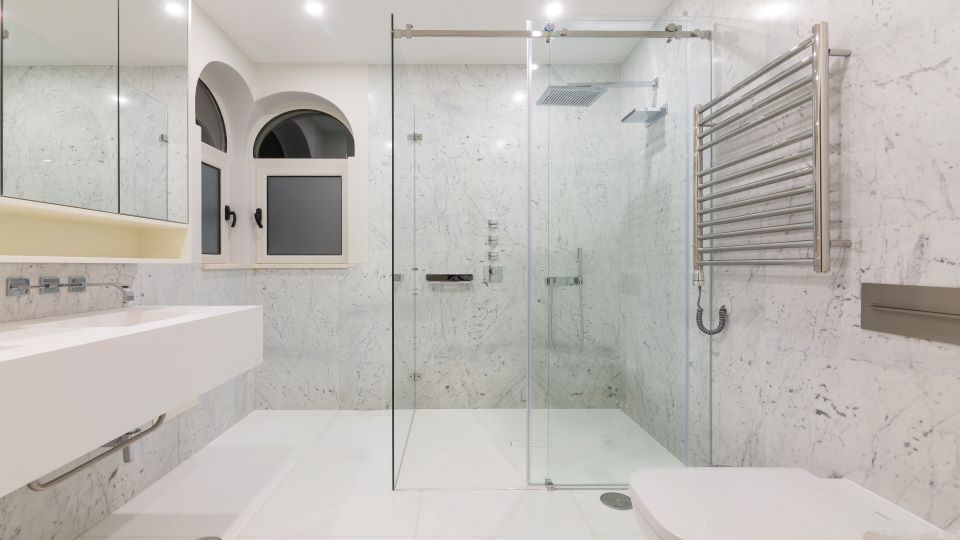 design-interiores-algarve-casa-banho-moderna-branca-antes